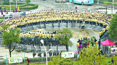【推荐】全球何氏宗亲代表相聚武汉2000人拍了一张超级全家福-中国何氏家族有多少人