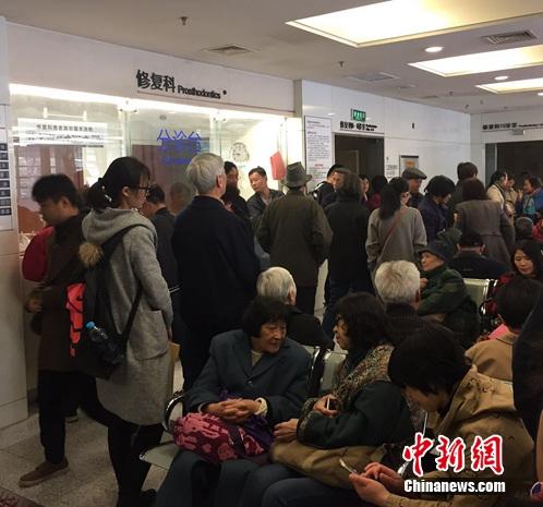 种口牙相当于买辆宝马？国人“换牙贵”调查-矫正牙齿哪里好要来东莞口腔医院