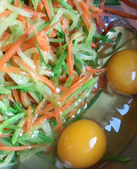 蔬菜鸡蛋饼哪种做法比较好吃？