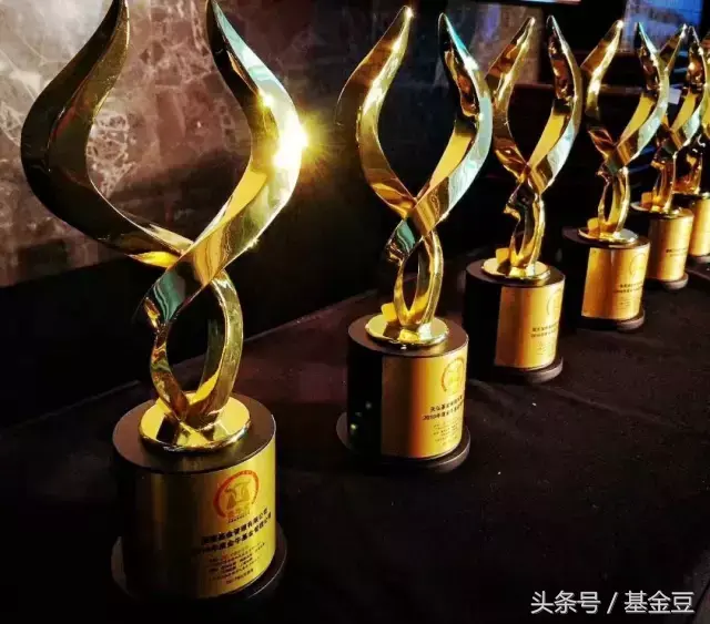 【推荐】金牛奖们满天飞跟着奖项买基金靠谱吗320006基金