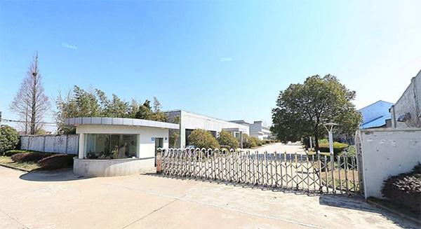 宝武集团拟出让资不抵债的新华钢铁，90%股权作价5万元-上海宝钢废旧油处理有限公司