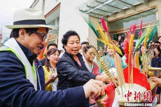 成龙携手北京眼科“西藏公益行”为高原眼疾患者带来“光明”-成龙慈善基金会