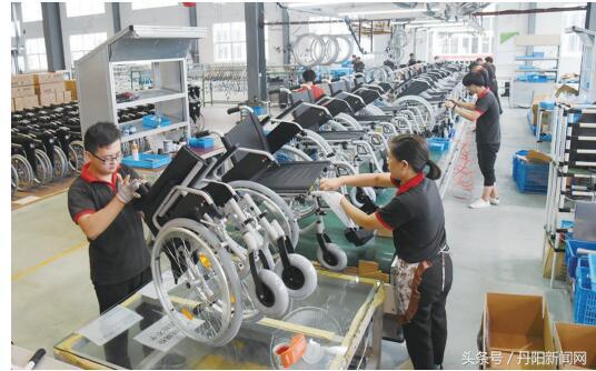 「喜迎十九大奋进看丹阳」实体经济挺起丹阳发展脊梁-大亚人造板集团有限公司强化地板分公司