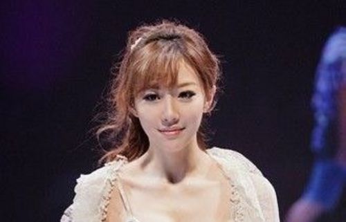 继当年火爆全网的“度娘”之后，还有哪些漂亮的“年会妹子”出现过？