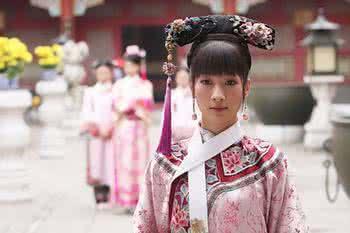甄嬛传中，安陵容和甄嬛的哥哥有什么样的瓜葛，对于故事发展有什么影响？