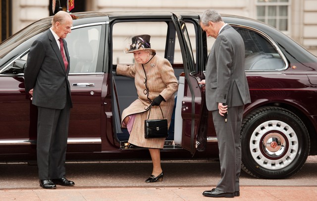 从亿元宾利到出租车，英国女王家里都有些什么车？