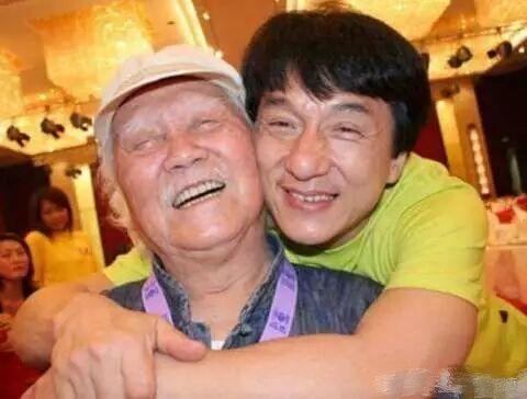 成龙哥哥家里寒酸无人问津，而李连杰养家40年，哥哥年薪120万-李连杰的年收入是多少