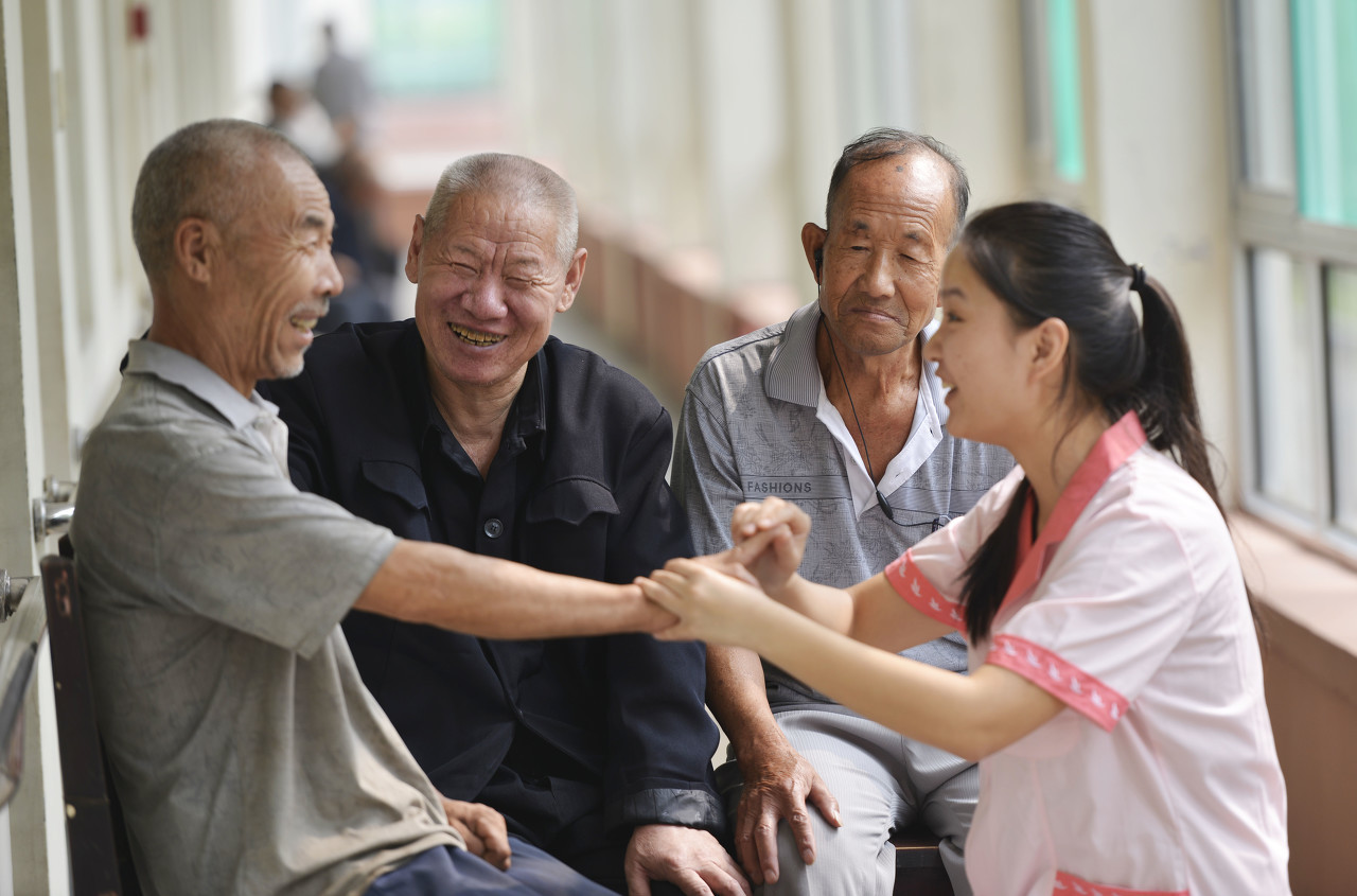 现在每年缴纳养老保险8000元，缴纳15年不交的情况下退休能开多少？