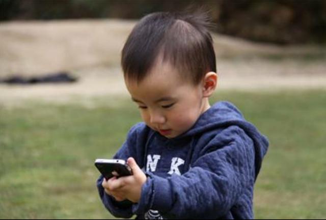 为什么现在小孩都玩手机，而且父母都管不了，是什么原因？