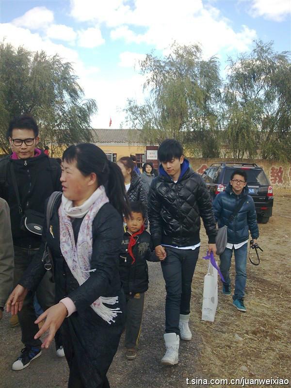 「回顾」张杰之公益慈善行超感动的星星戳进-加措活佛慈爱基金