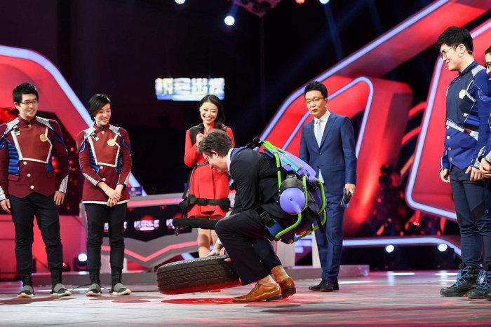 《极客出发》体验“机械外骨骼”-首轮机械工业股份有限公司