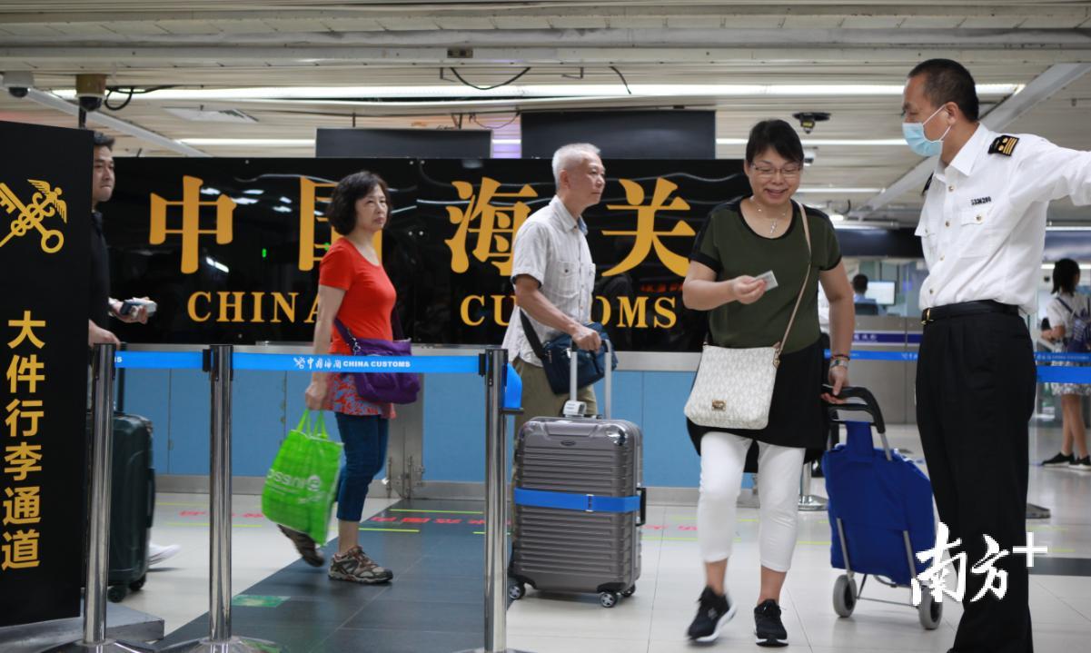 “果粉”们要去香港拔草新款iPhone？六条“通关秘籍”请收好！-去香港买苹果6s过关缴税多少