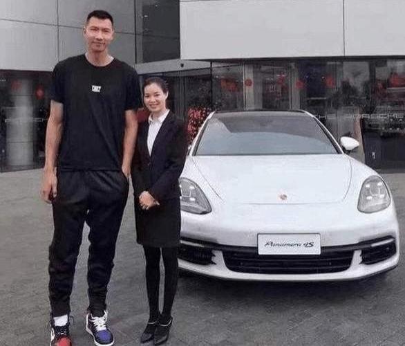 郭艾伦街头开法拉利兜风散心,近日郭艾伦喜提新车,法拉利488
