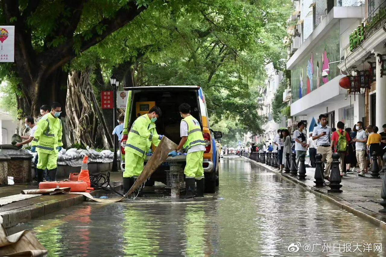 广州珠江江水漫上堤岸