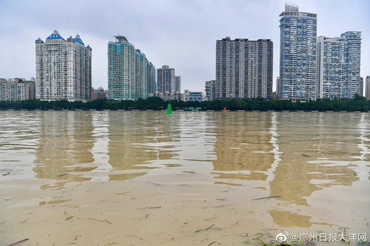 广州珠江江水漫上堤岸