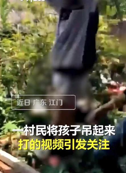 男孩偷钱被父亲扒裤吊起用竹条抽打