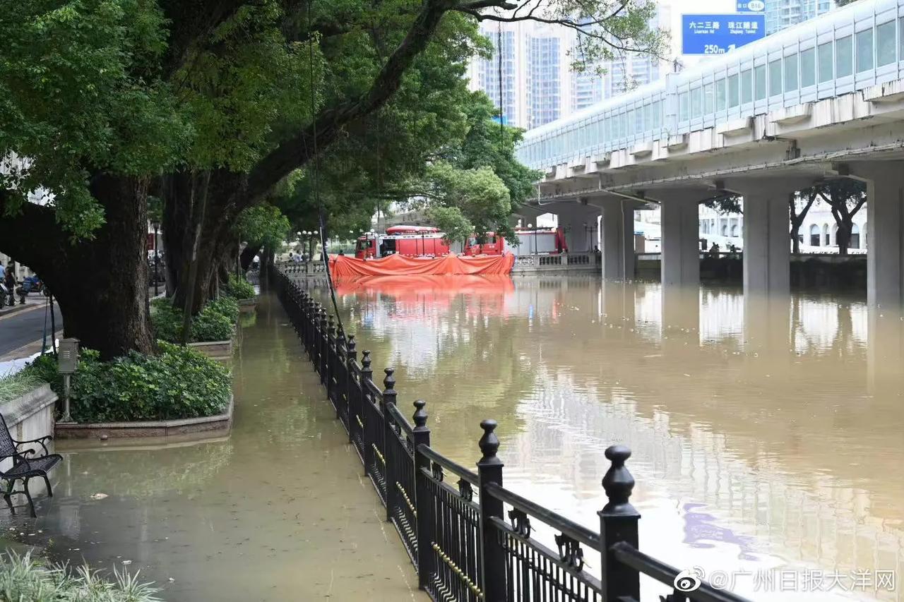 广州珠江江水漫上堤岸