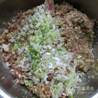 羊肉放什么菜包饺子好吃，羊肉饺子馅配什么蔬菜（教你3种不同搭配）