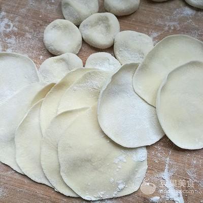羊肉放什么菜包饺子好吃，羊肉饺子馅配什么蔬菜（教你3种不同搭配）