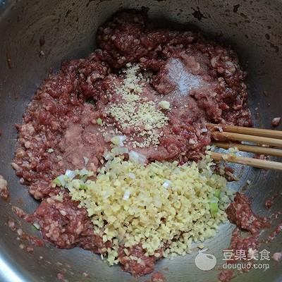 羊肉放什么菜包饺子好吃，羊肉饺子馅配什么蔬菜（教你3种不同搭配）