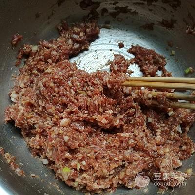 羊肉放什么菜包饺子好吃，羊肉饺子馅配什么蔬菜（教你3种不同搭配）