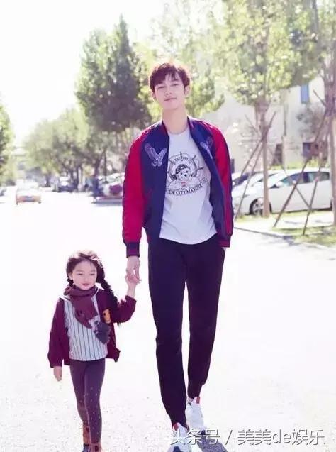 阿拉蕾的凄惨身世，董力和阿拉蕾私下聚会（被爸爸败光所有财产）