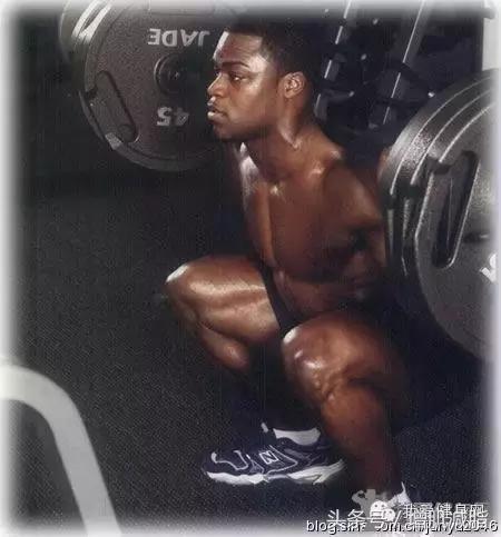 杠铃锻炼方法及图解，5个增肌最好的杠铃力量训练