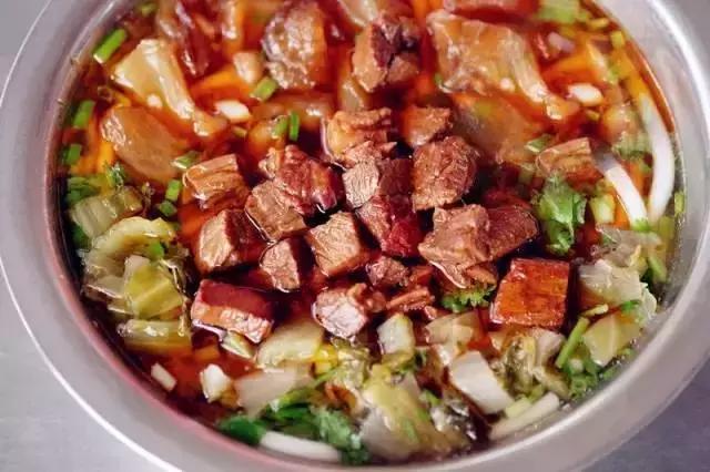 贵阳36元一碗牛肉粉，这些被吃货的挤爆门槛的牛肉粉馆