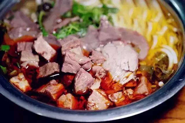 贵阳36元一碗牛肉粉，这些被吃货的挤爆门槛的牛肉粉馆