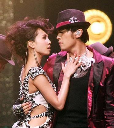 王菲和莫文蔚哪个好，揭女星为爱做傻事