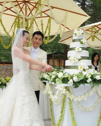 王菲和莫文蔚哪个好，揭女星为爱做傻事