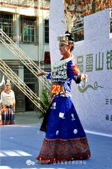 苗族饰品是什么材质，乱花渐欲迷人眼的苗族饰品