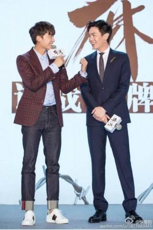 李易峰身高多矮，又宽又长连腿都挡了一大半