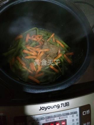 排骨炖干豆角的家常做法，电饭煲版排骨炖四季豆角