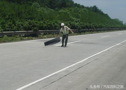 在高速上突然遇到障碍物，你是撞上去还是绕过去？