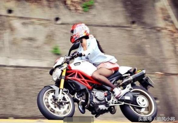杜卡迪街霸发展史，白富美20万买杜卡迪街霸