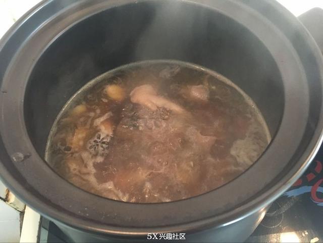 天王盖地虎小鸡炖蘑菇，小鸡炖蘑菇介绍（这些日常用语放到铁路咋都不认识了）