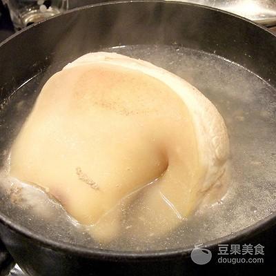 蒸圆蹄的家常做法，你还在为吃么烦恼嘛