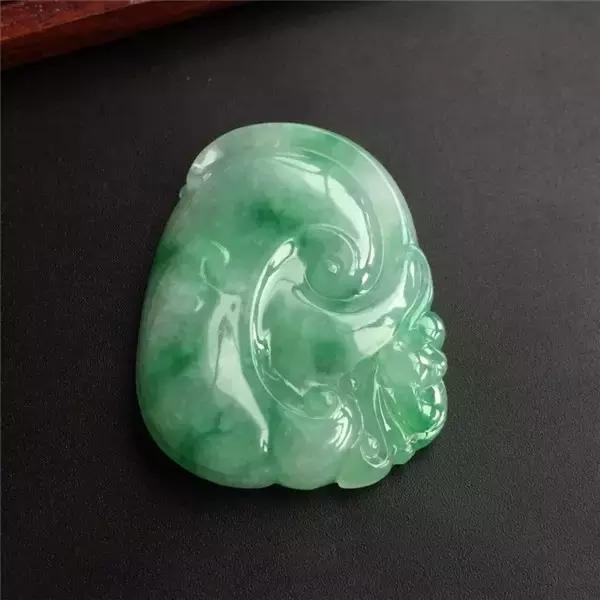 怎样鉴定翡翠的真假最简单的方法，自己就可以鉴定翡翠真假