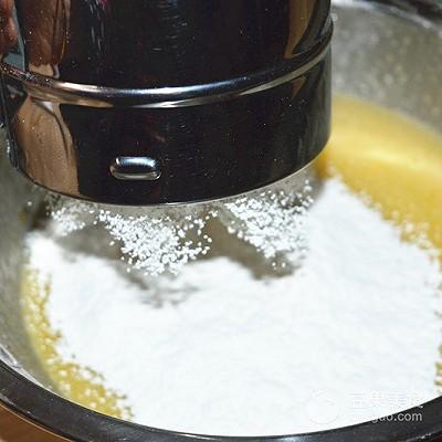 蜂蜜脆皮小蛋糕的做法，无油蜂蜜小蛋糕的做法