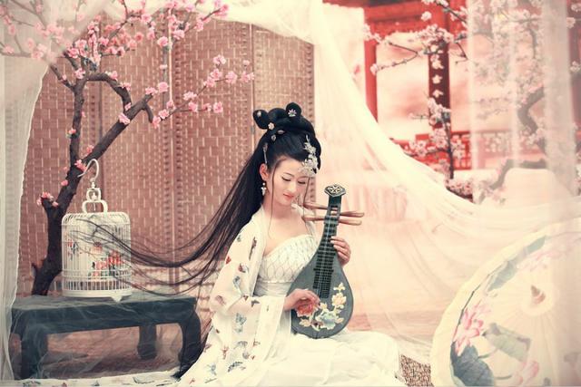 秋水冷月竹影映寒窗，半帘烛影风舒颜