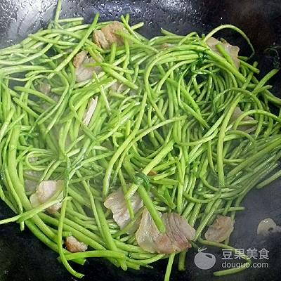 正宗藜蒿炒腊肉做法，十大赣菜之藜蒿炒腊肉这样吃