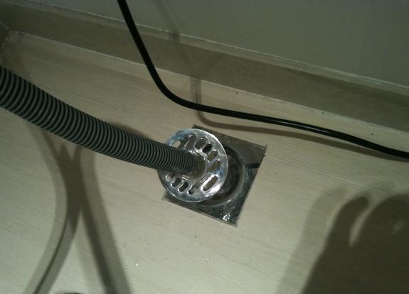 一用洗衣机卫生间就漏得地上全是水，洗衣机地漏漏水处理方法