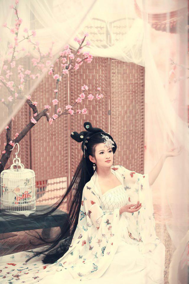 秋水冷月竹影映寒窗，半帘烛影风舒颜