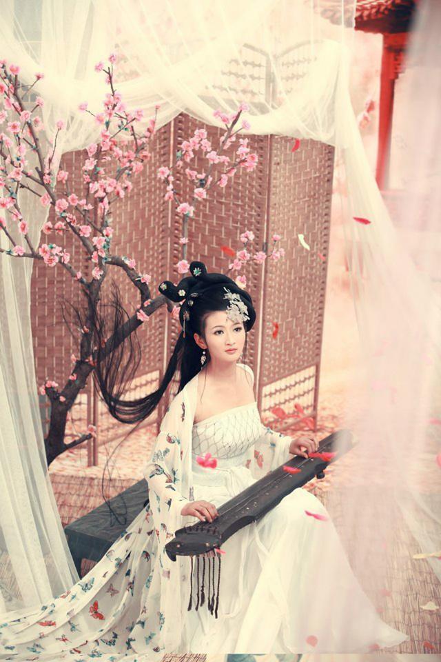 秋水冷月竹影映寒窗，半帘烛影风舒颜