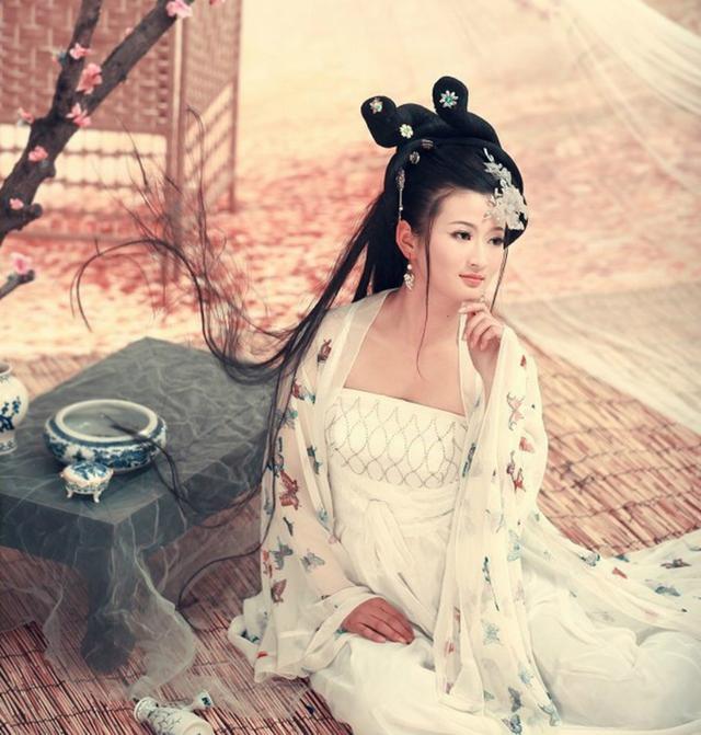 秋水冷月竹影映寒窗，半帘烛影风舒颜