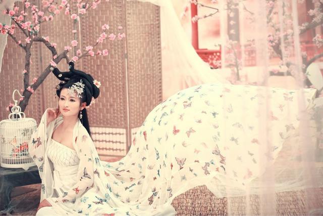 秋水冷月竹影映寒窗，半帘烛影风舒颜