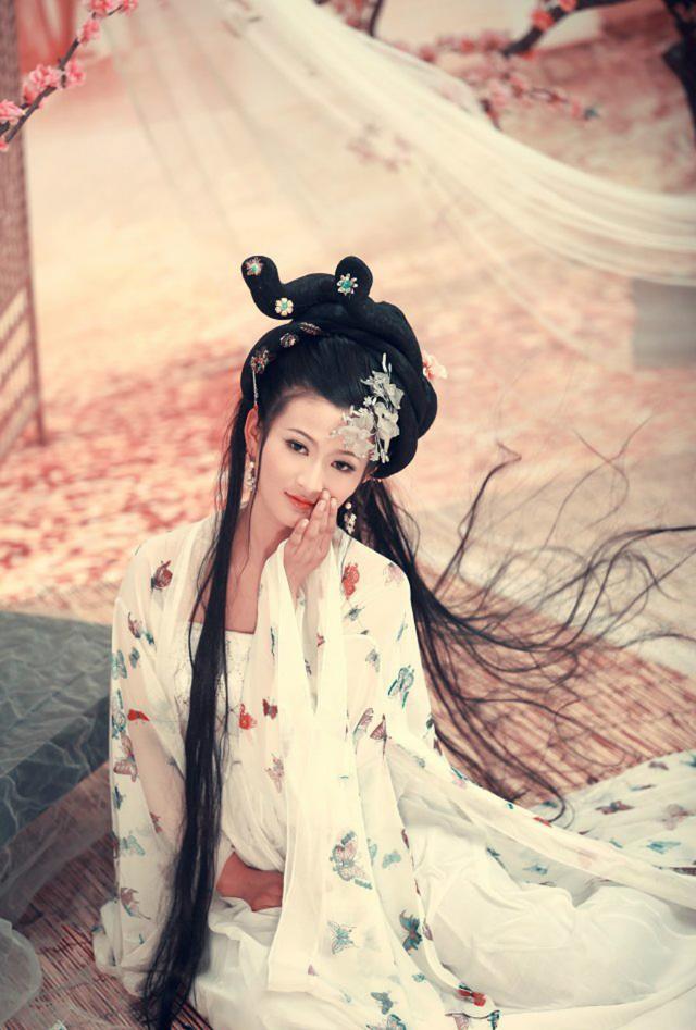 秋水冷月竹影映寒窗，半帘烛影风舒颜