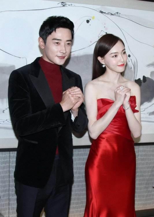 罗晋镜头下的唐嫣爱意满满，桌上铺满玫瑰花瓣好浪漫