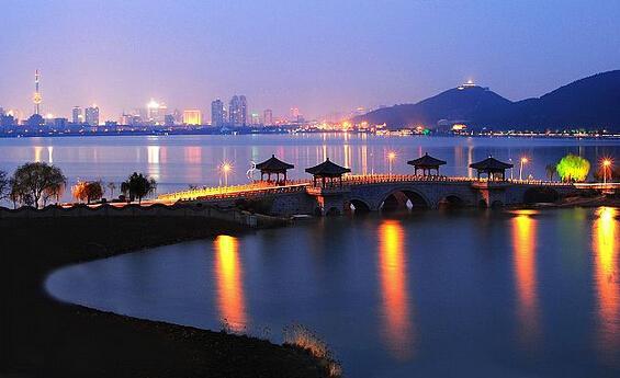 一家人不说两家话，一家人何必说两家话